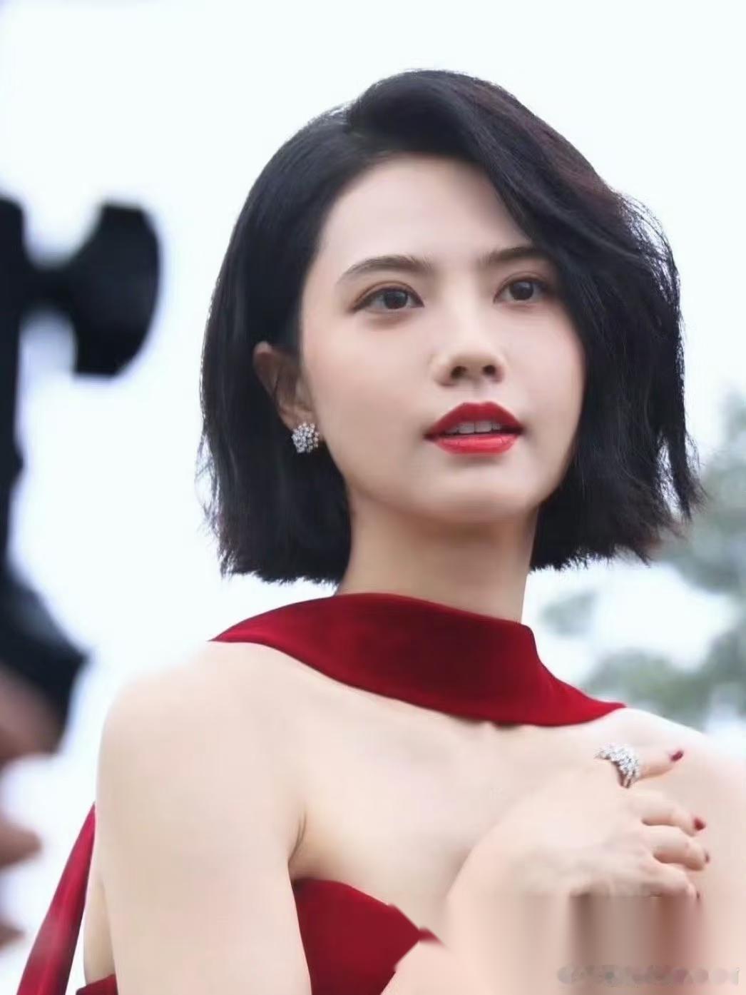说白了姜珮瑶只要不塌房火不火已经不重要了她最大的本钱恐怕不是资源，也不是人