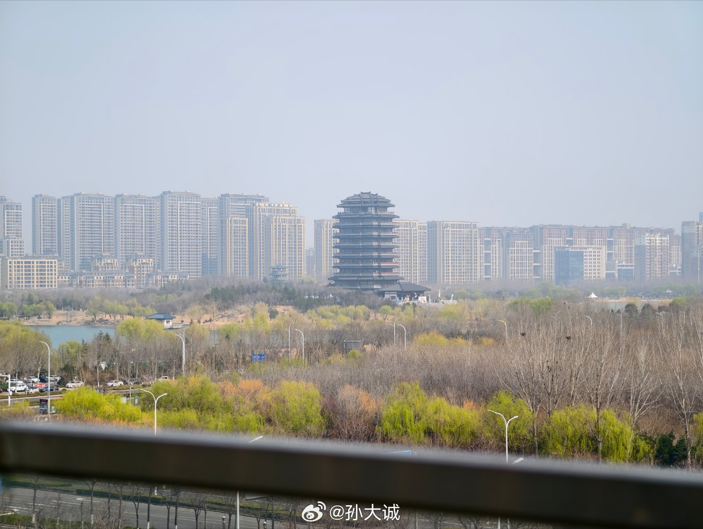 最近又萌生了换房子的想法，所以周末和家人看房子。房子的品质和设计暂且不说了，这个