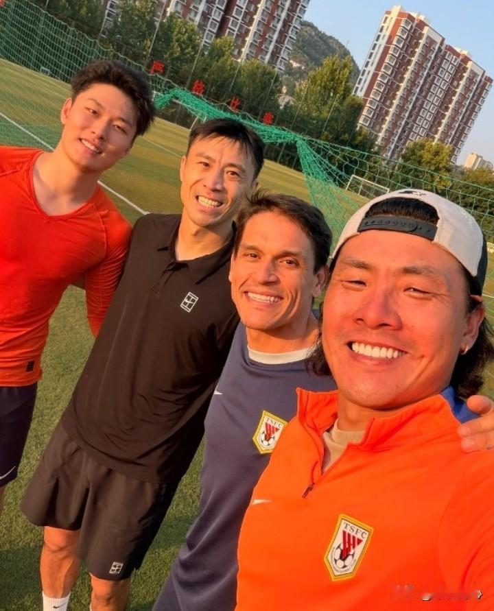 山东泰山今日重新集结，人员严重不齐，多名主力缺席。中超迎来间歇期，山东泰山