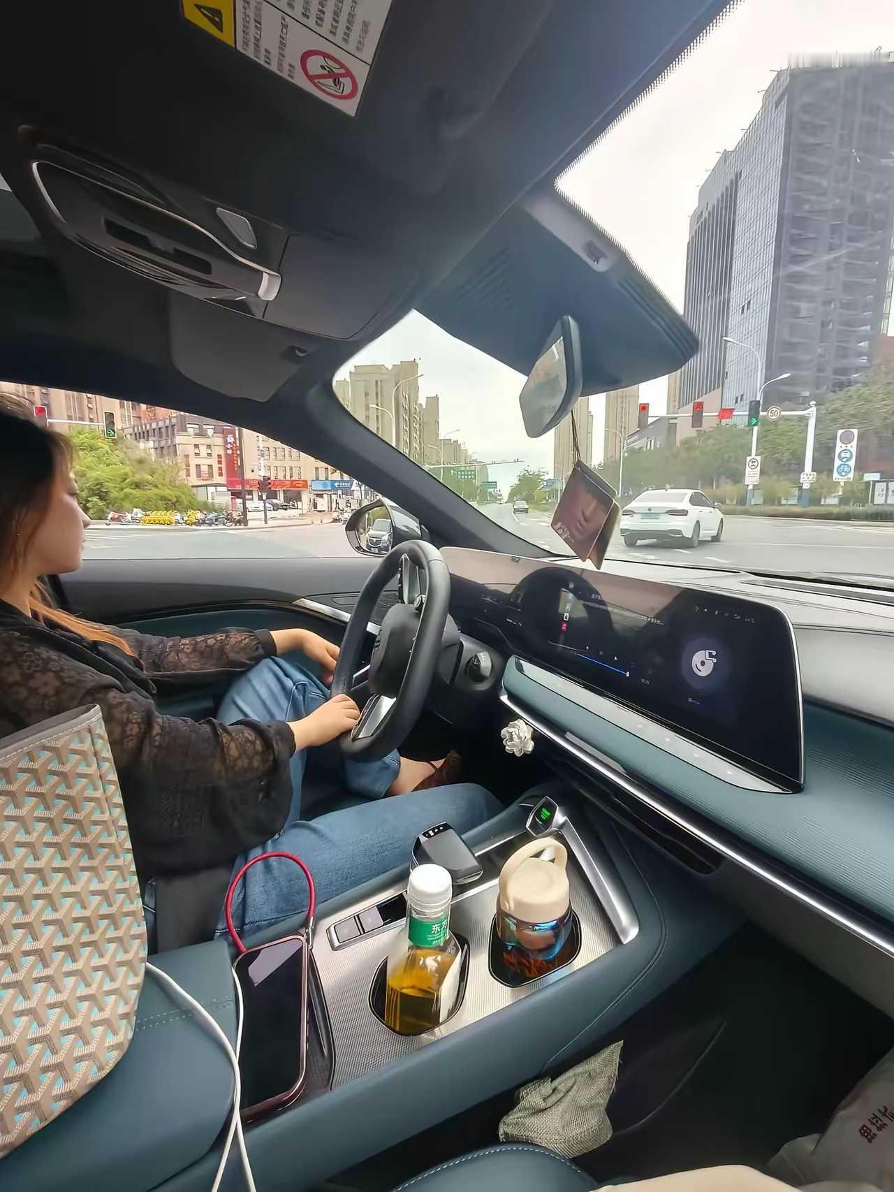 坐这娘们的车总感觉命TM不是自己的