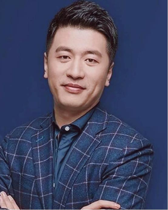 张雪峰说，当年我掏空四年的工资，给父母在东北买了房，他们正在装修的时候，我给他们