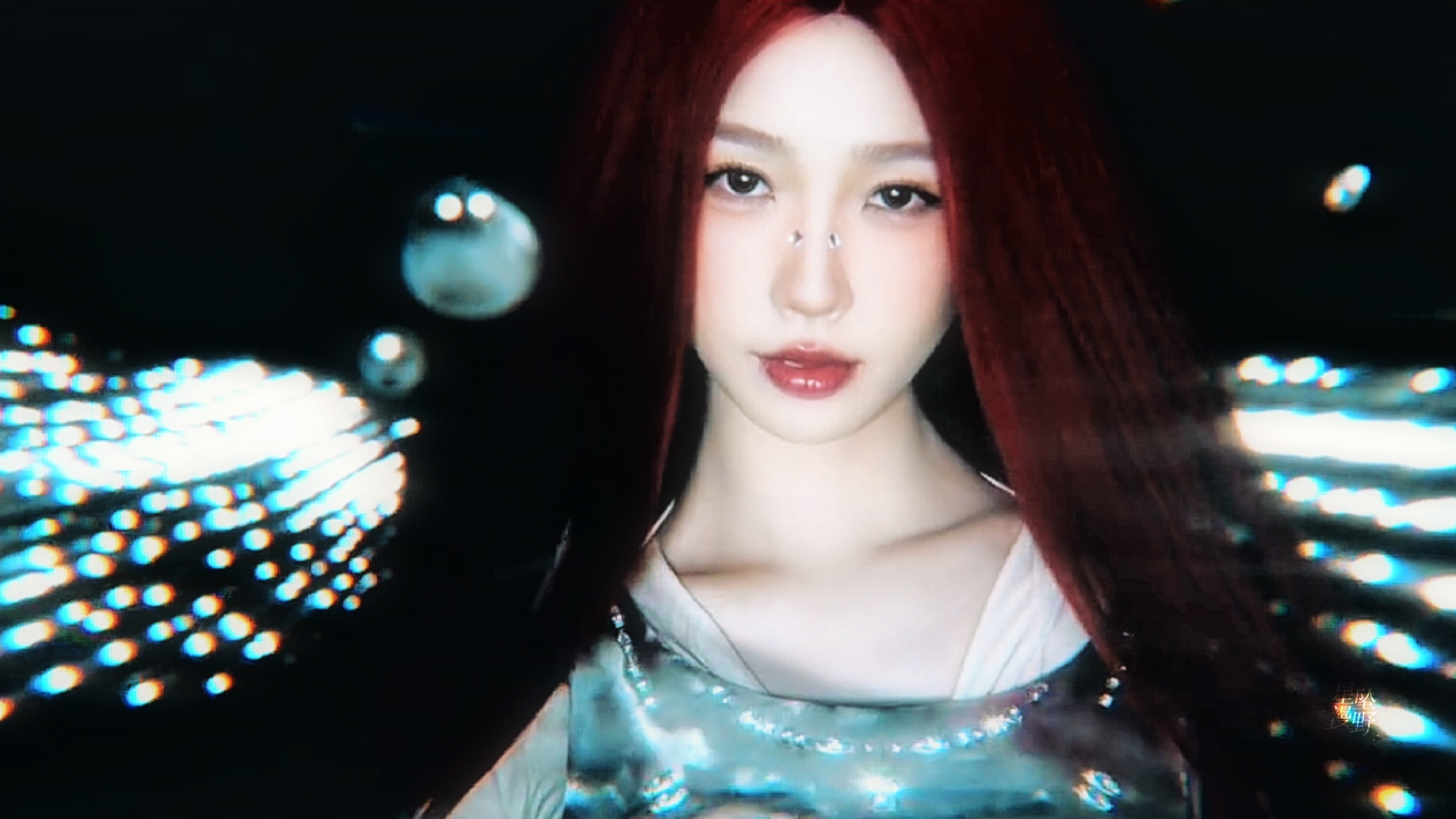 虞书欣虞书欣赛博朋克梦幻感大片虞书欣这组造型真的藏满巧思：公主切发型+金属蝴