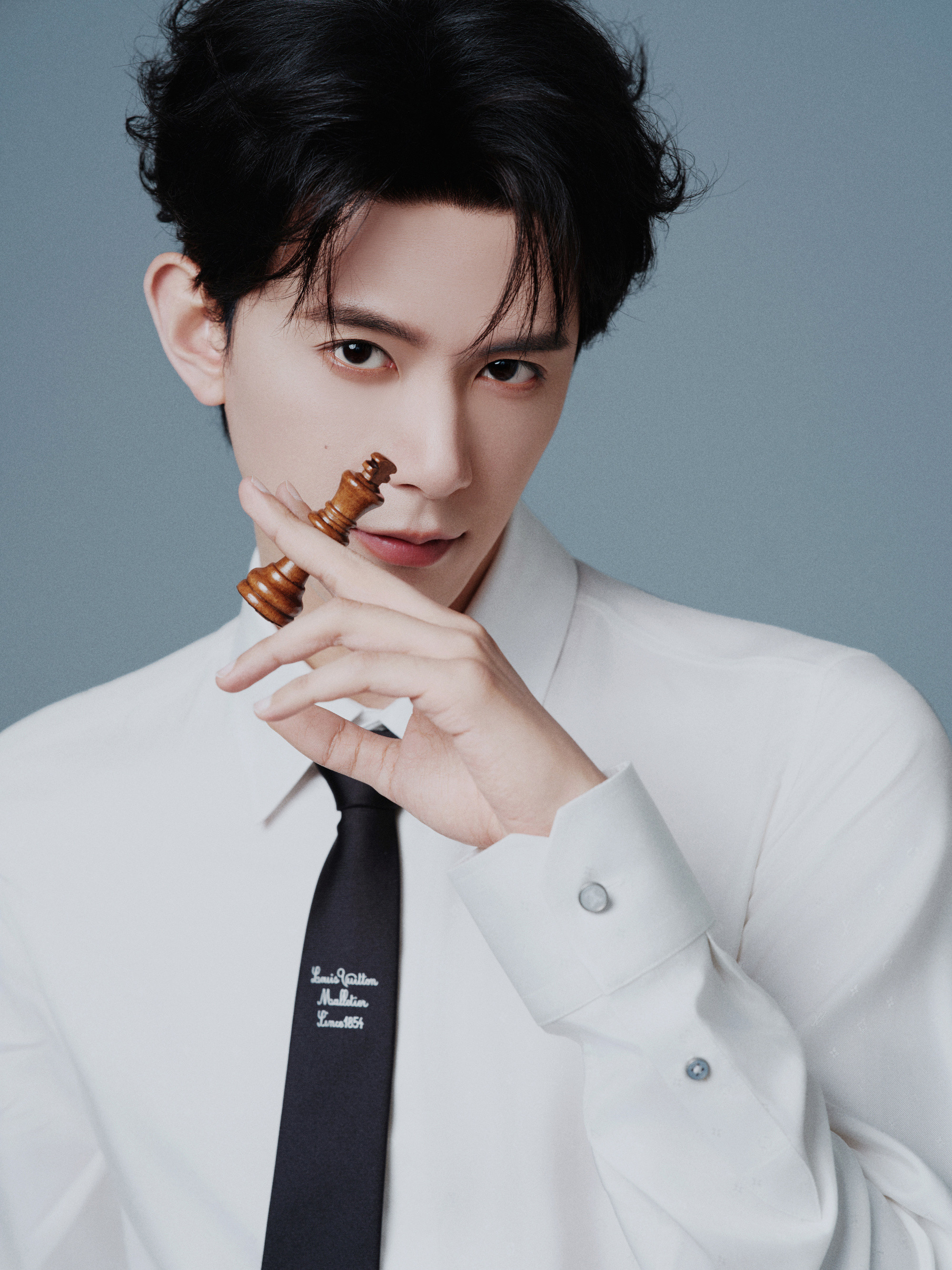 邓凯身穿LV2027春夏男士正装系列亮相杭州LV高珠活动，简约修身的LV黑色套