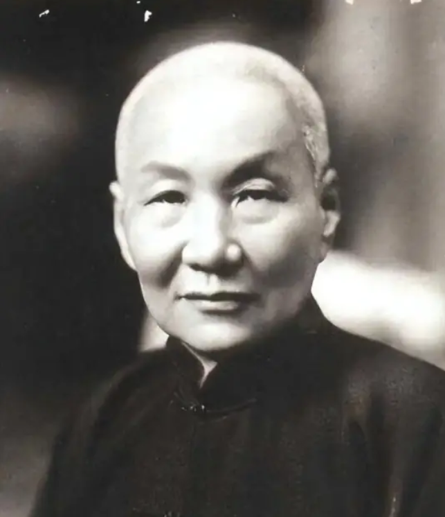 民国时期，杜月笙去黄浦江边垂钓，过来了一帮地痞流氓，找杜月笙索要垂钓费，杜月笙道