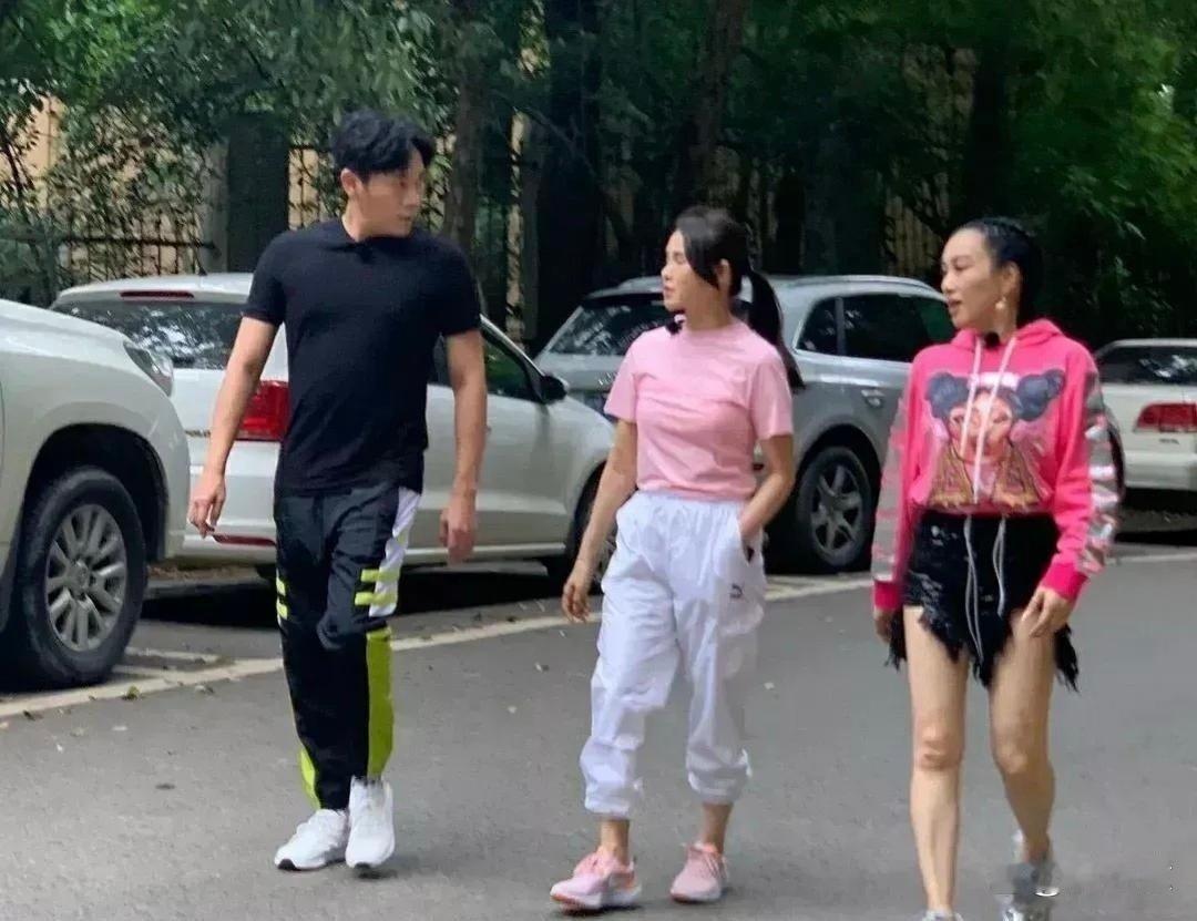 综艺路透里，伊能静54岁，钟丽缇51岁，两人同框，反倒伊能静看上去更显年轻。伊能静一身简约粉上衣搭配