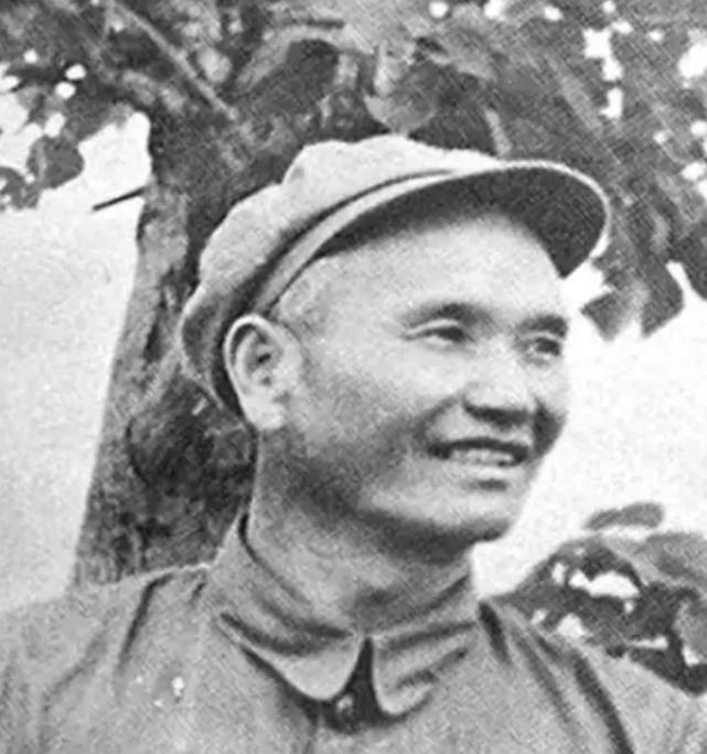 毛主席翻着那份中将授衔名单，眉头一皱，“怎么没见周骏鸣？”秘书答：“他调走了，不