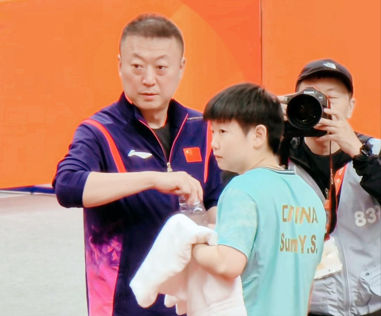 笑死我了！孙颖莎4:0零封马利亚姆的局间，莎莎和马琳居然看起了隔壁桌比赛。莎