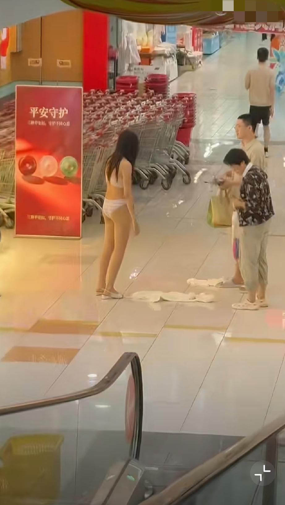 超市的金银玉石店门口，老公和亲妈没买给她要的东西，就闹成这样，所以娶到这样的，要