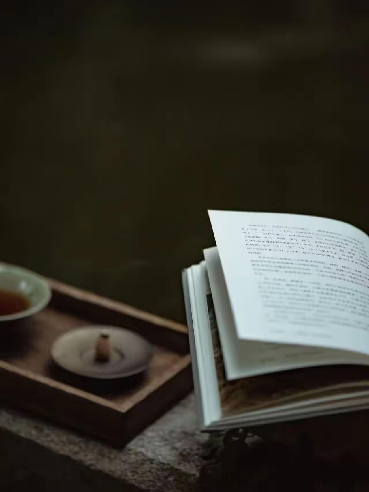 一位经济学家说："一个月挣三千块钱，你怎么节约也只有三千；一个月挣两万块钱，你花