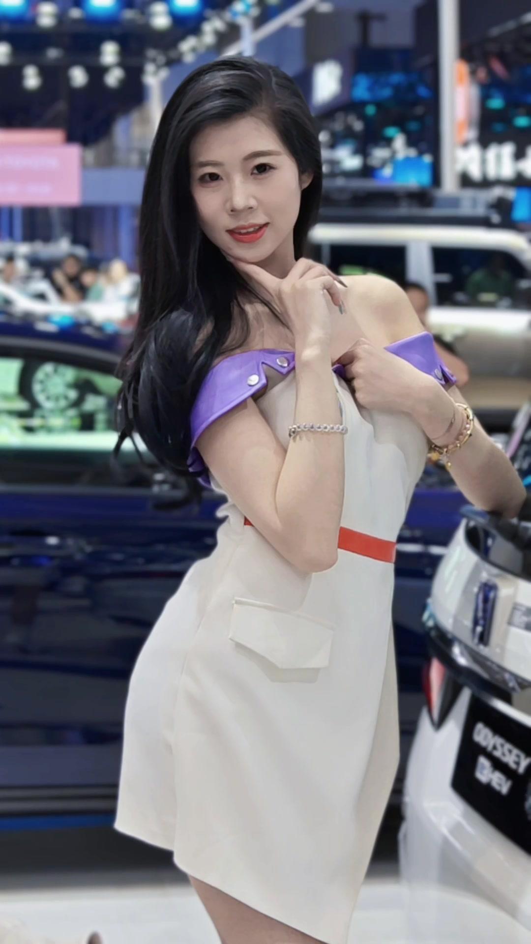 💃车展上的小姐姐们也太绝了！她们一出场，镜头就没停过，气场直接slay全场，每