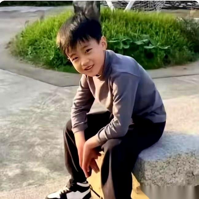 天没亮，广西柳州的一个农家院里。7岁的小杰踩在一张摇摇晃晃的小木凳上，大半个身子