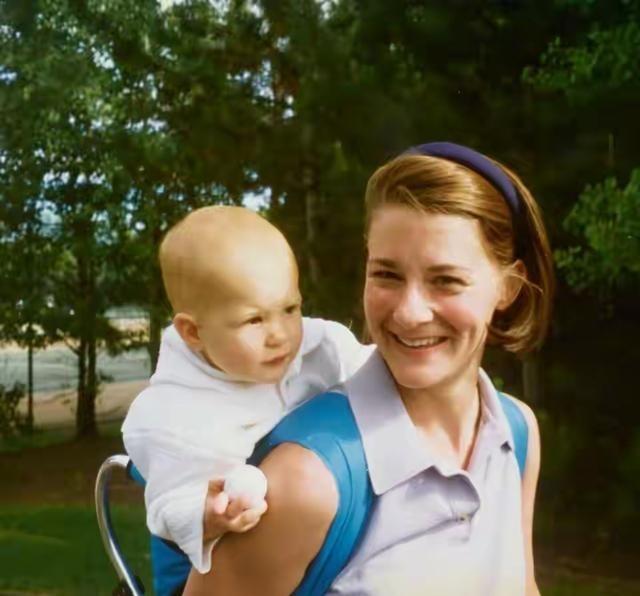 比尔盖茨前妻年轻时背着自己的娃，老了抱着女儿的娃，是个好母亲好外婆。话说，比尔