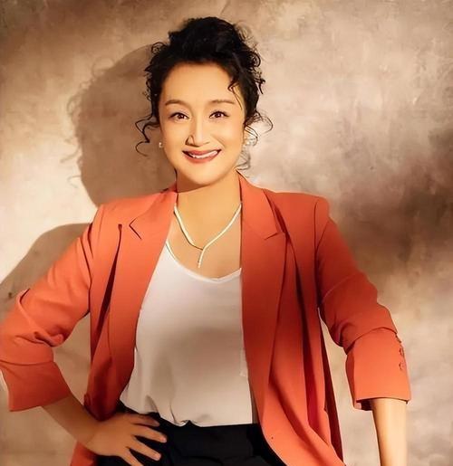 杨昆把别墅卖了。低于市场价。她住不起青浦那栋带花园的房子了，因为丈夫的建筑生意崩