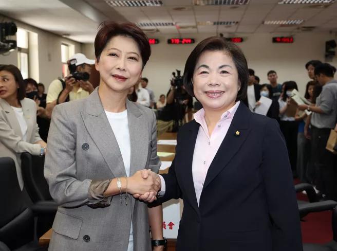 理发院8个常设委员会今（1）天皆以推举方式选出召集委员，其中出任经济委员会召委的
