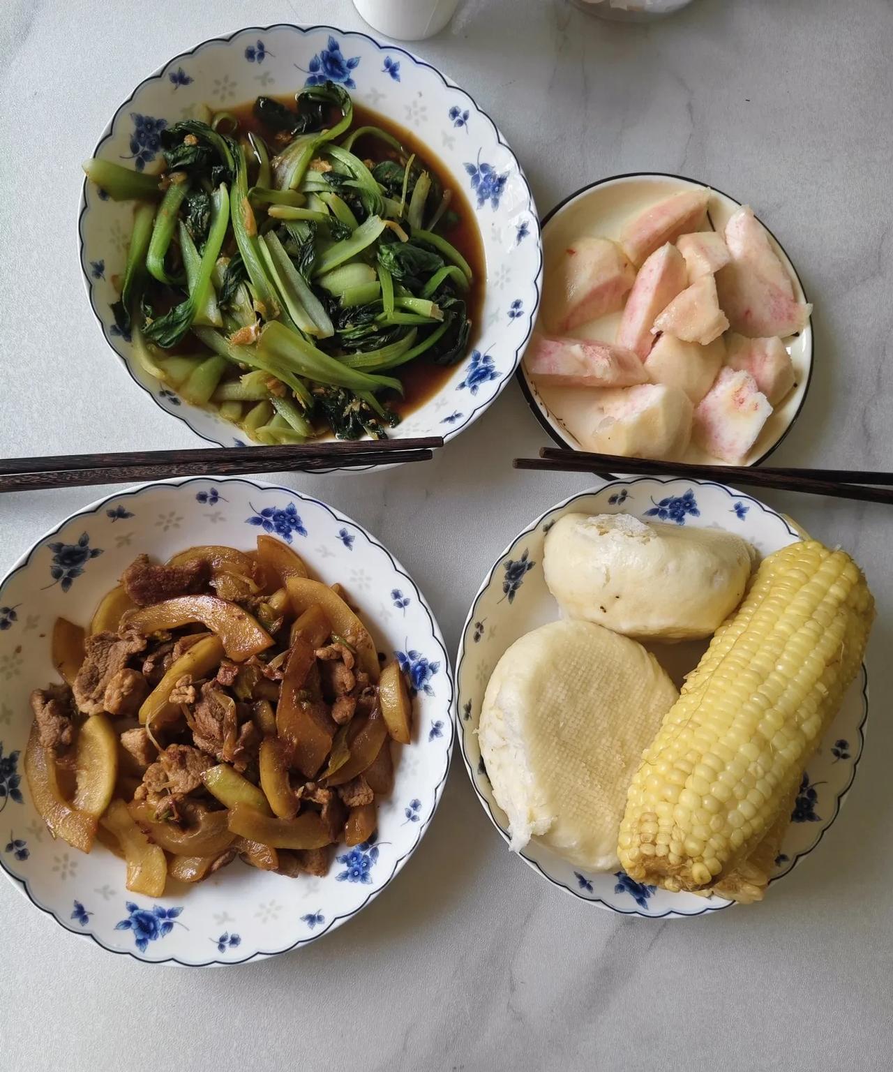 跟大家今享一下我今天做的午餐。水煮玉米，馒头(买的不是我做的哈)水油焖小青菜一