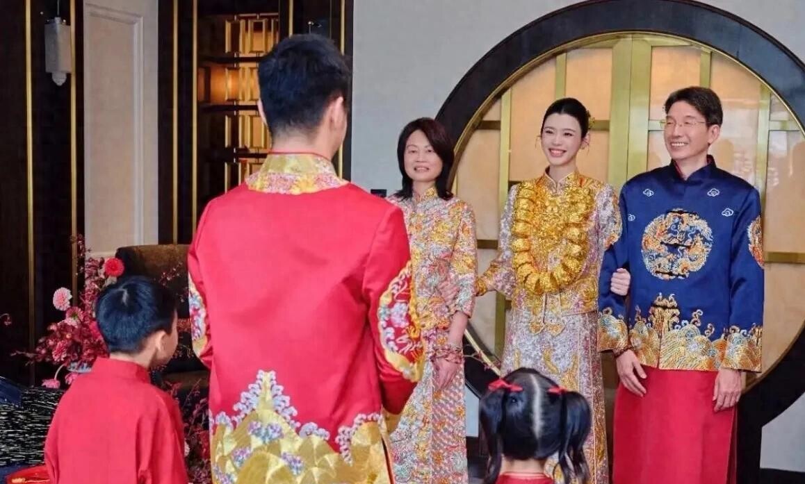 奚梦瑶补办婚礼，金镯子晃眼，墙上那幅画才真让人感慨十月一号下午，账号“嘻嘻哈”甩出一组奚梦瑶的婚礼照