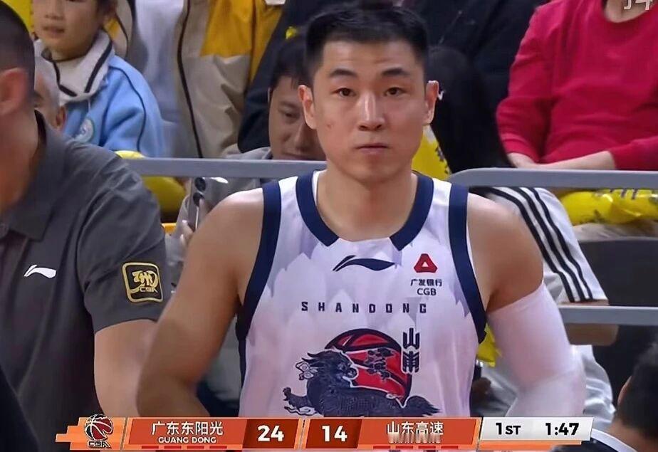 高诗岩投出第6个三分球时，电视屏幕上立刻显示出一组数据：高诗岩，三分球：0/6。