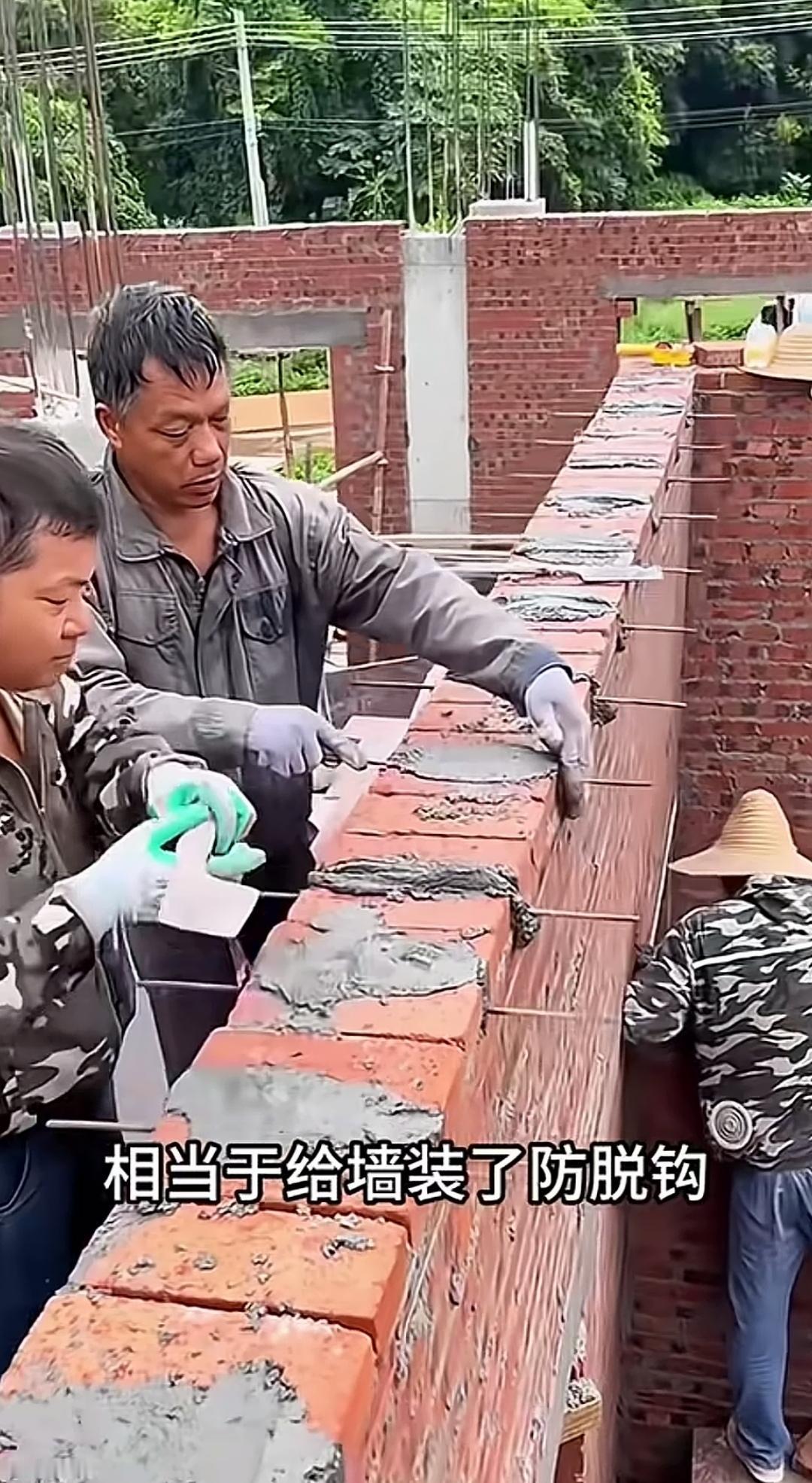 墙缝插筋并非挡模，那它究竟有何作用？看到师傅往砖墙缝里插入钢筋，想必很多人都会