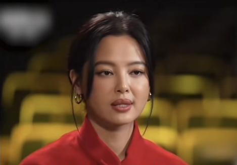 演员辛芷蕾说：“我高中的时候就在鹤岗的一个快餐店端盘子，那一年我是16岁，我父亲