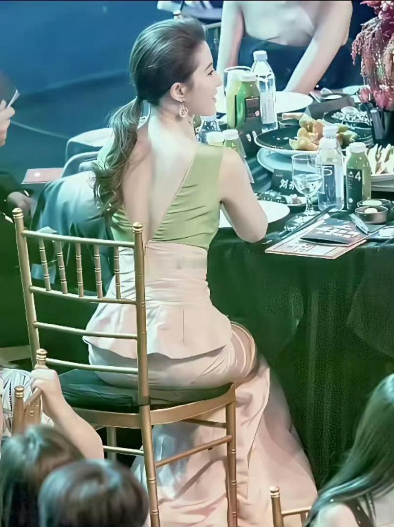 刘亦菲是怎么做到后面一点点头发，颅顶却那么多头发的？