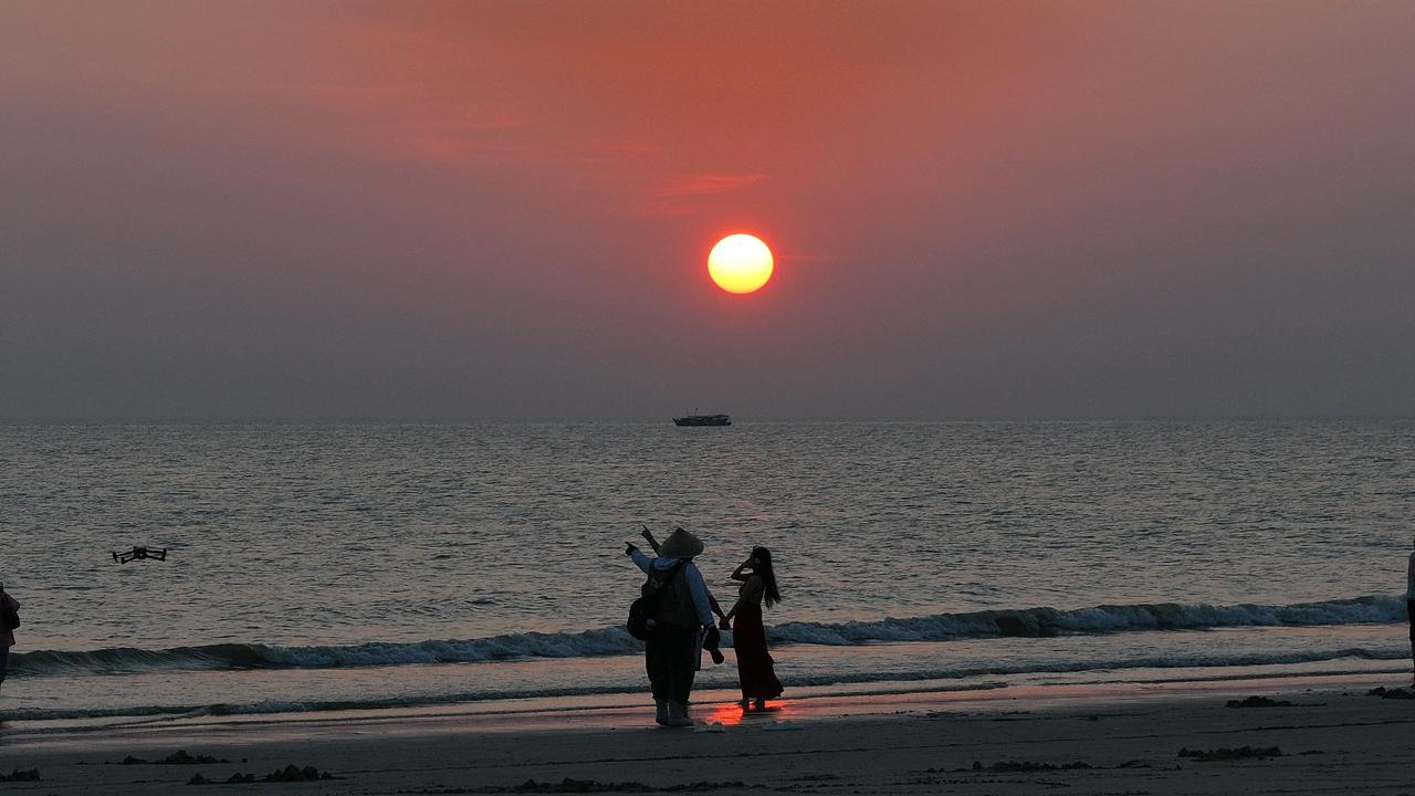 目前最适合去哪里旅游目前期间适合去北海旅游，海边落日很美，性价比，比海南更高，物