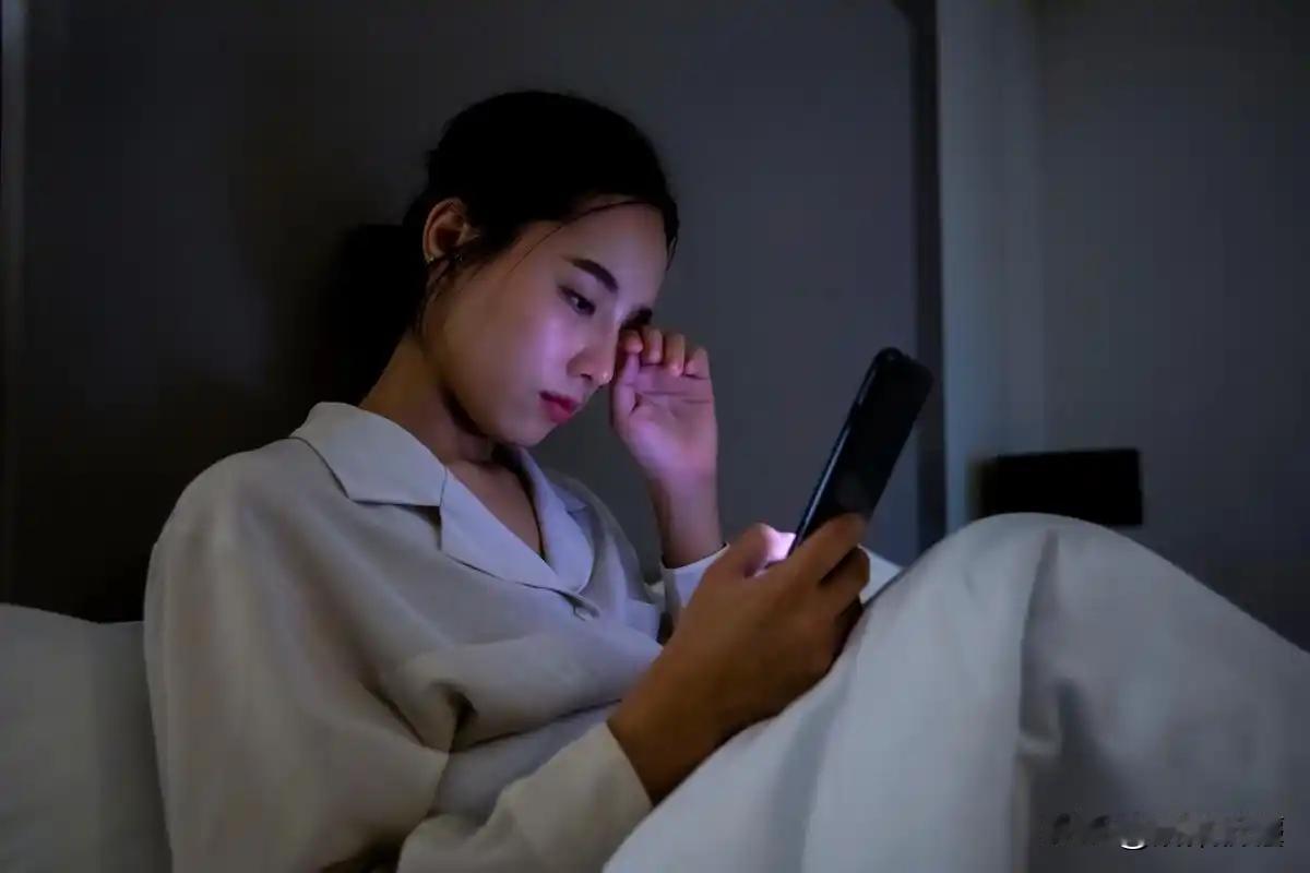 浙江宁波，62岁女子怀疑丈夫出轨，为了拿到所谓的“出轨”证据，她经常熬夜到凌晨两