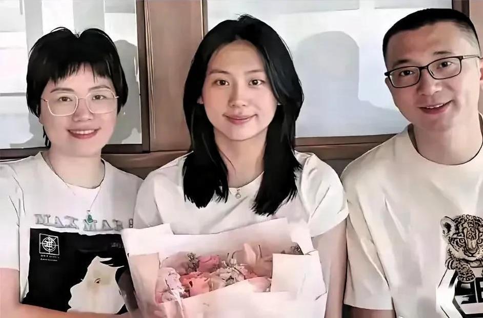 陈熠更像谁？像妈妈多一些还是像爸爸多一些？陈熠遗传了父母的身高。公开资料陈熠1