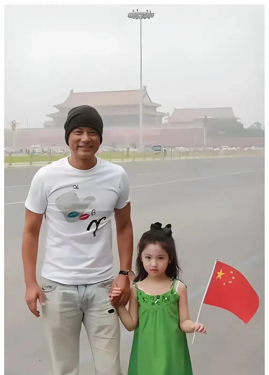 任达华与女儿任晴佳父女情深，历经十五年时光，女儿亭亭玉立长成美丽少女，而父亲则逐