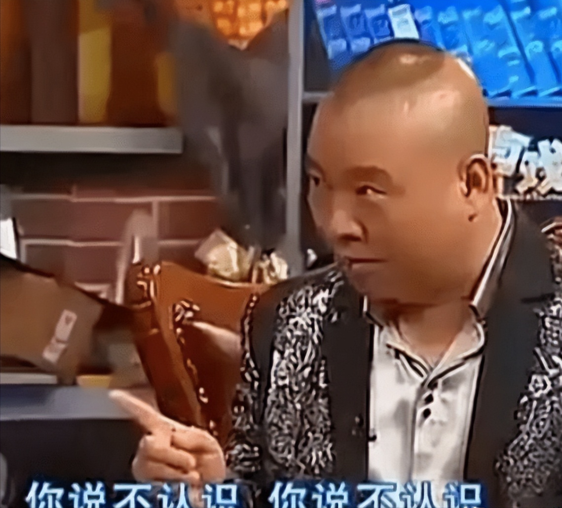 一天，导演管虎拍戏回家后，抱着女儿就是一顿亲昵后开始和女儿玩耍，突然他定定的看着