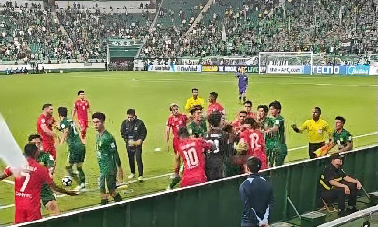 【大规模冲突工体恐遭罚】国安对阵河内的比赛最后时刻，双方球员因一次激烈拼抢发生