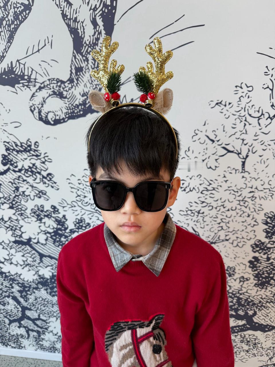 陈妍希圣诞晒照，幸福就是和姐妹和家人一起，照片中还出现了和周扬青的合照，以及儿子