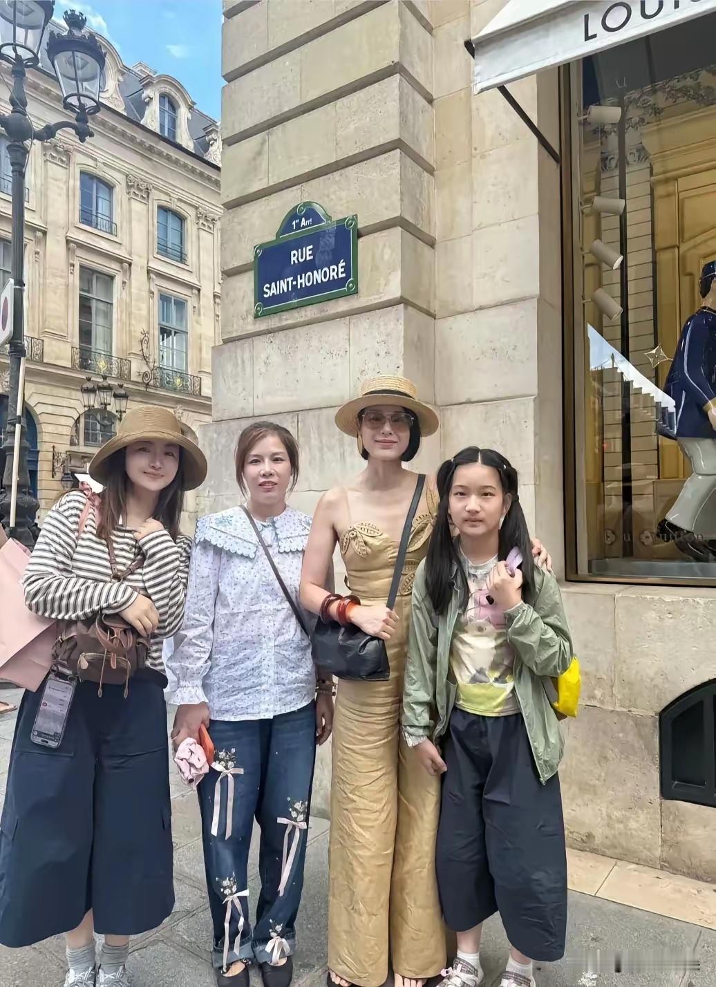 胡杏儿现身巴黎游玩，这姐们是真不上镜啊，现实中这么明艳照人，比电视里漂亮多了！
