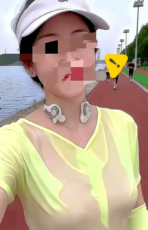 就早上跑个步的功夫，一个女生的“家”就没了。被人拿手机怼着后背拍，就因为没穿运