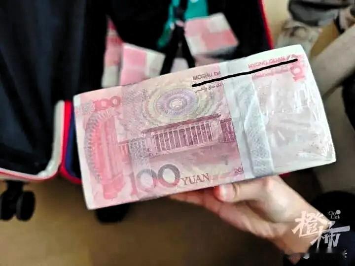 “万万没想到！”浙江余杭，男子去朋友家，清理租客留下的杂物，他发现一行李箱里有1