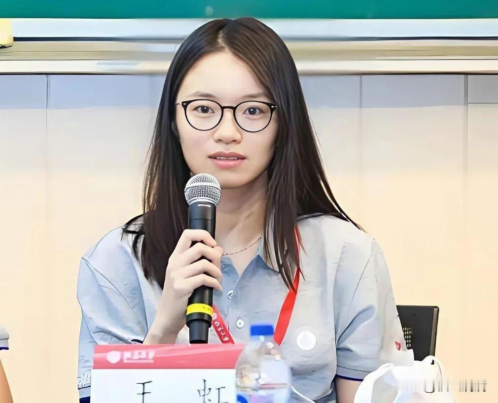 有人算了下王虹的年收入，喊"太高了"。我却只想说：你怕是不了解人类顶级智力的