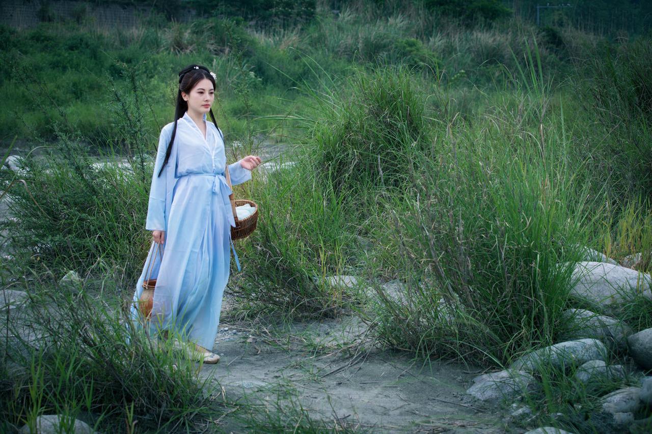 元代，名医朱丹溪出诊，偶遇一貌美洗衣女。他咂咂嘴，同行的侄儿便点点头，上前一把搂
