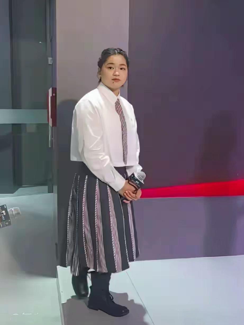 【难道没有更适合全红婵的造型方向？】比如利落西装、运动风穿搭这类更能体现她优势的