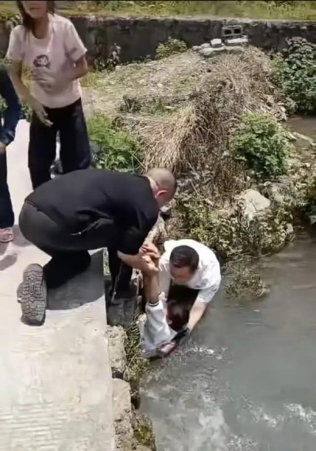 心是脏的，看什么都脏！别让救人者寒了心。重庆，一场惊心动魄的救援，本是人间