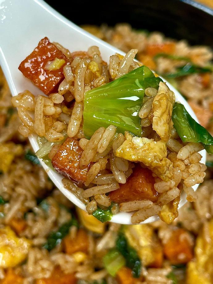 炒饭这么做巨巨好吃！米饭粒粒分明，午餐肉焦香，生菜清爽解腻！​​​我的宝藏食谱