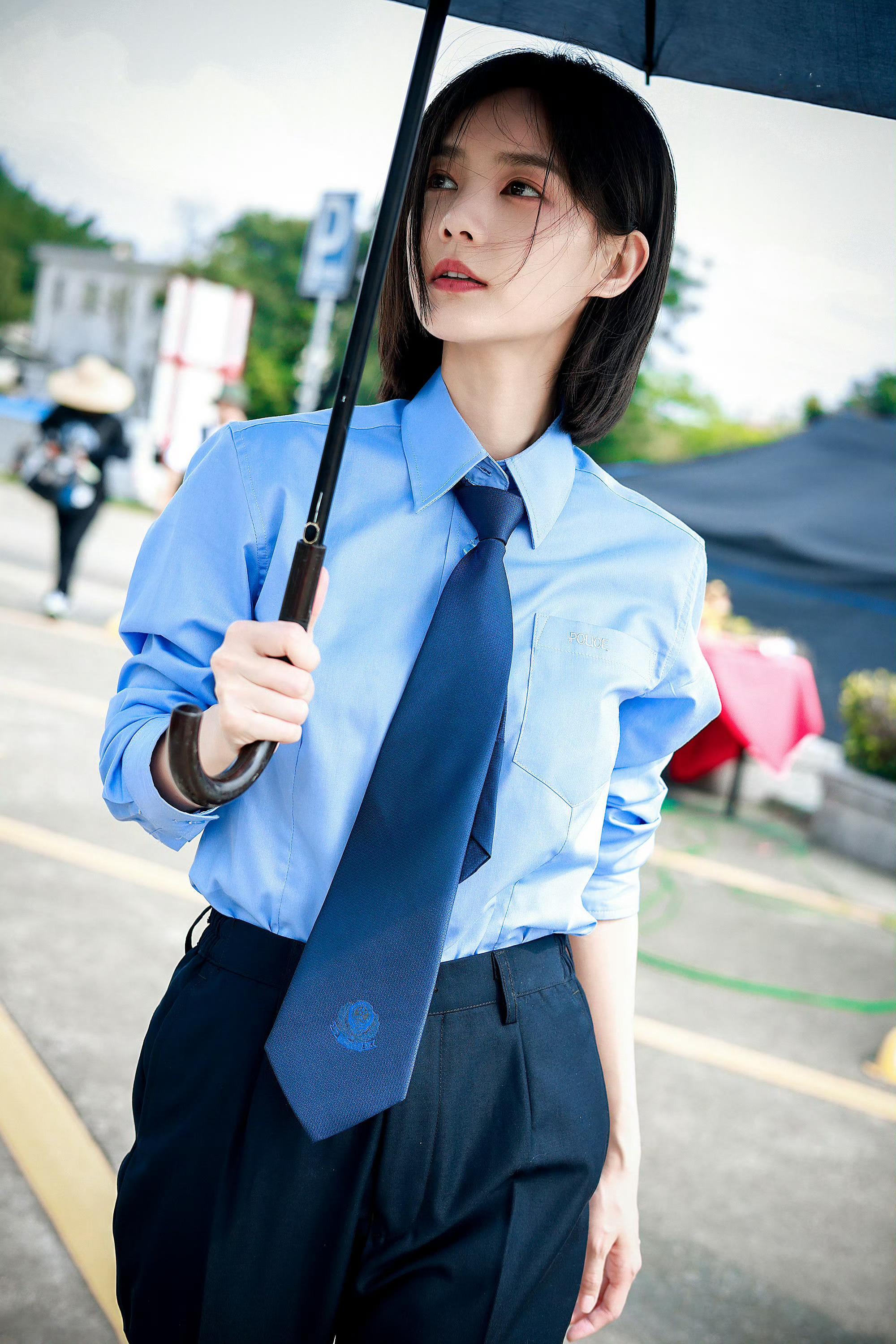 李一桐穿制服真好看啊，好有派头……​​​