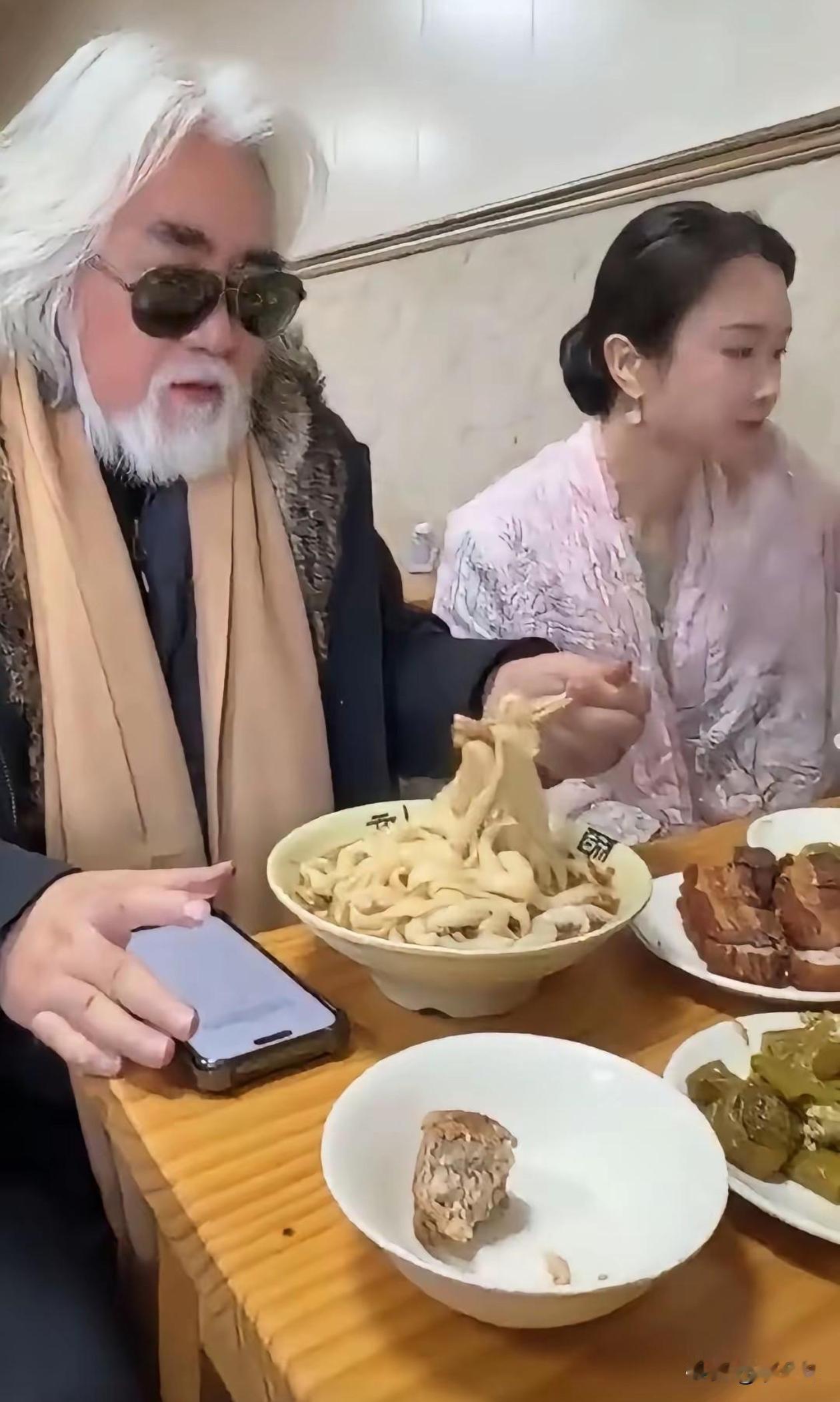 虽然岁数差更多，但是看着一点也不奇怪