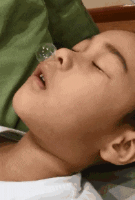 爆笑GIF: 就算有满满一嘴的胡子渣, 也挡不住你绝美的容颜!