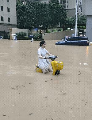 下暴雨，水这么深，不能骑车，注意安全，危险！