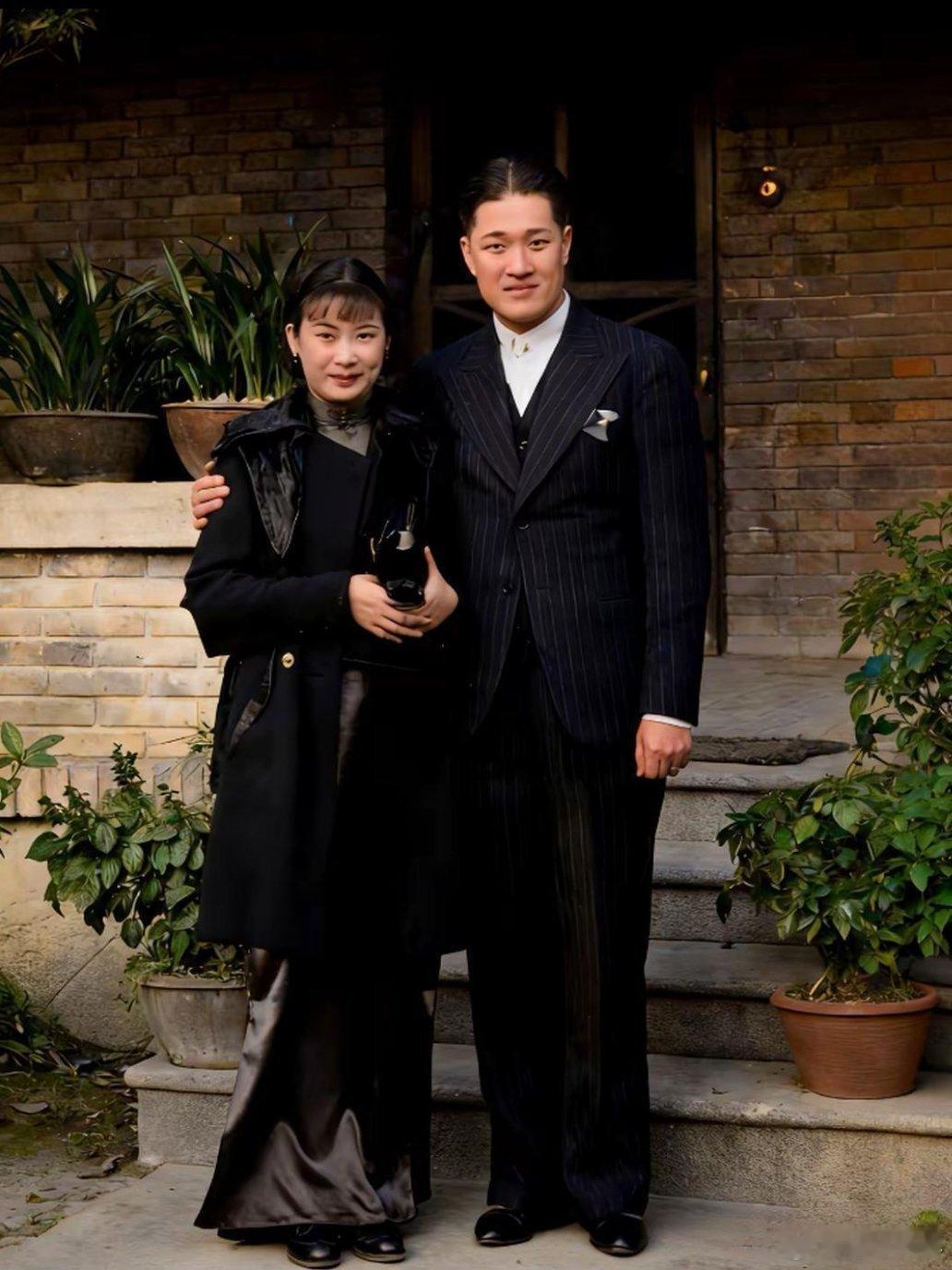 这是1936年刚新婚不久的胡蝶陪同她的丈夫潘有声回福州老家省亲时留下的一张老照片
