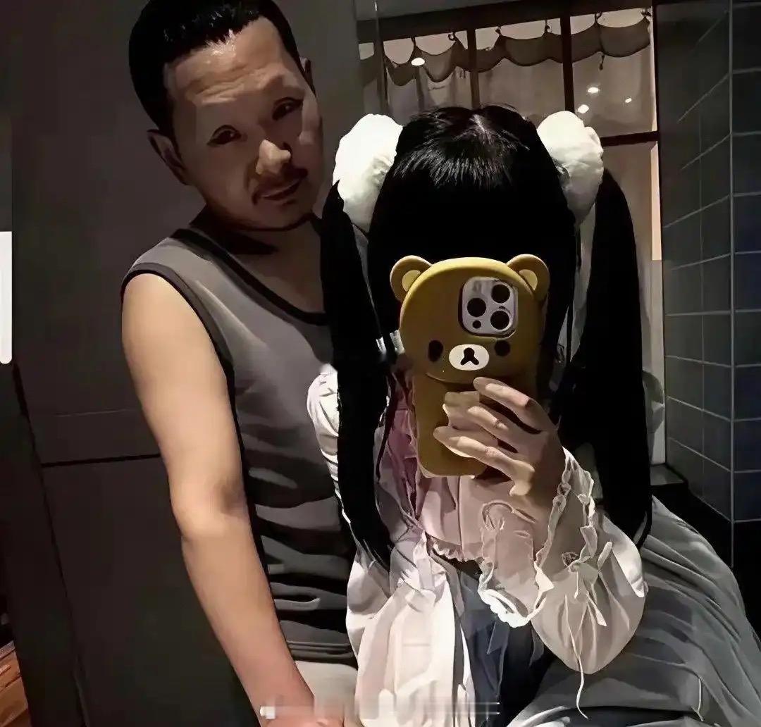 第一眼看着精致小姑娘配大叔，还感慨好好白菜被拱了，看到第二张餐厅实拍瞬间释怀，俩