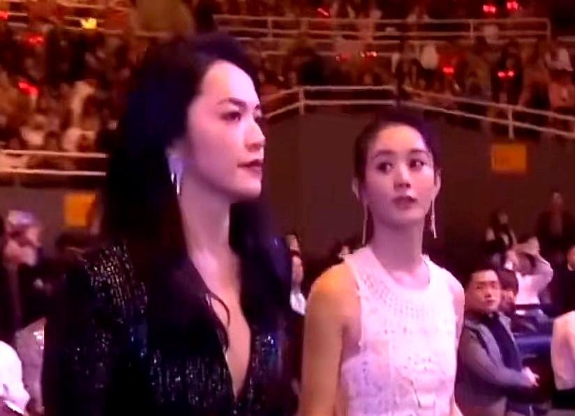 “圆脸不配演女主？”当年这句嘲讽，现在被赵丽颖拿奖拿到手软。农村妹→中专