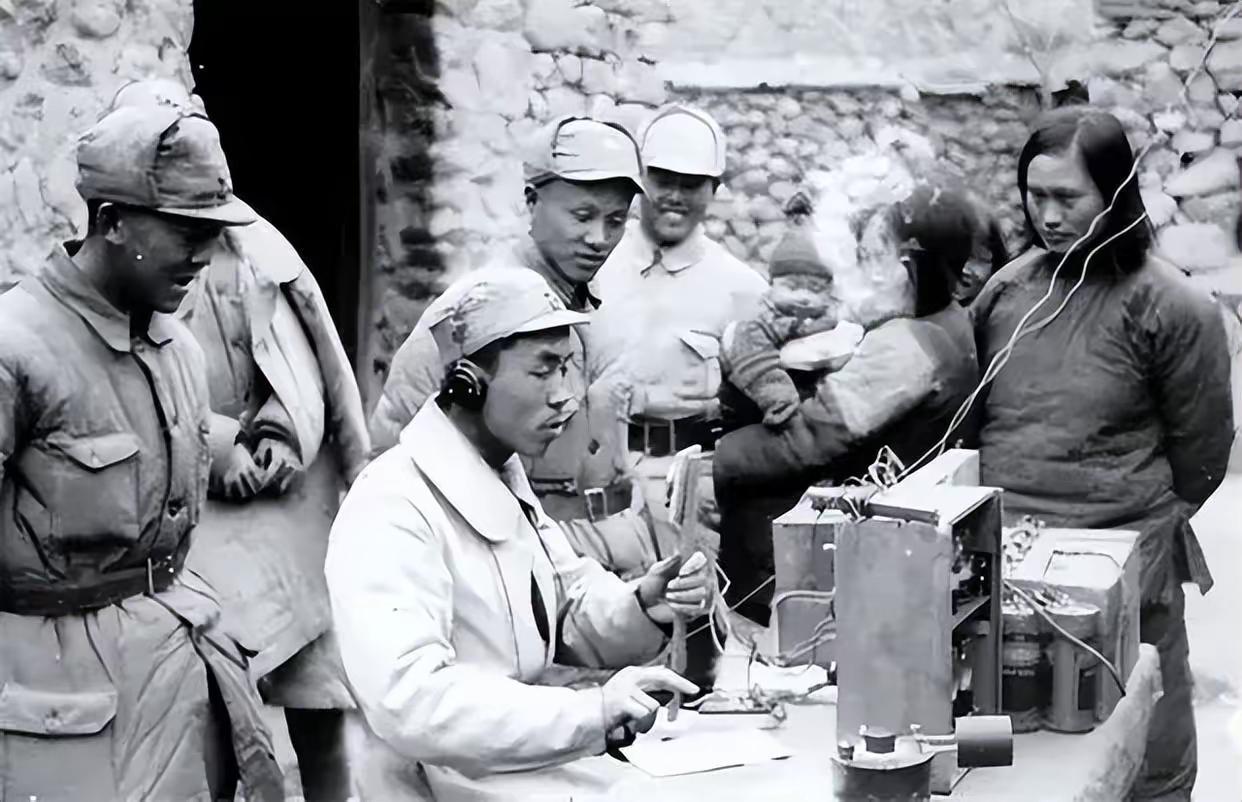 八路军有自己的电台了，人们好奇的围观，老百姓觉得这东西就是神话中的“千里眼，顺风