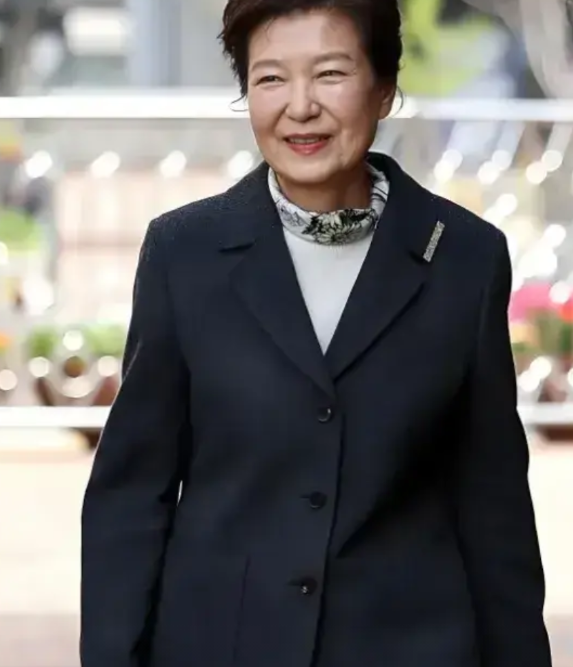 韩国的政治有点像小孩子玩“过家家”。尹锡锐本来是文在寅刚登上总统宝座的得力干将，