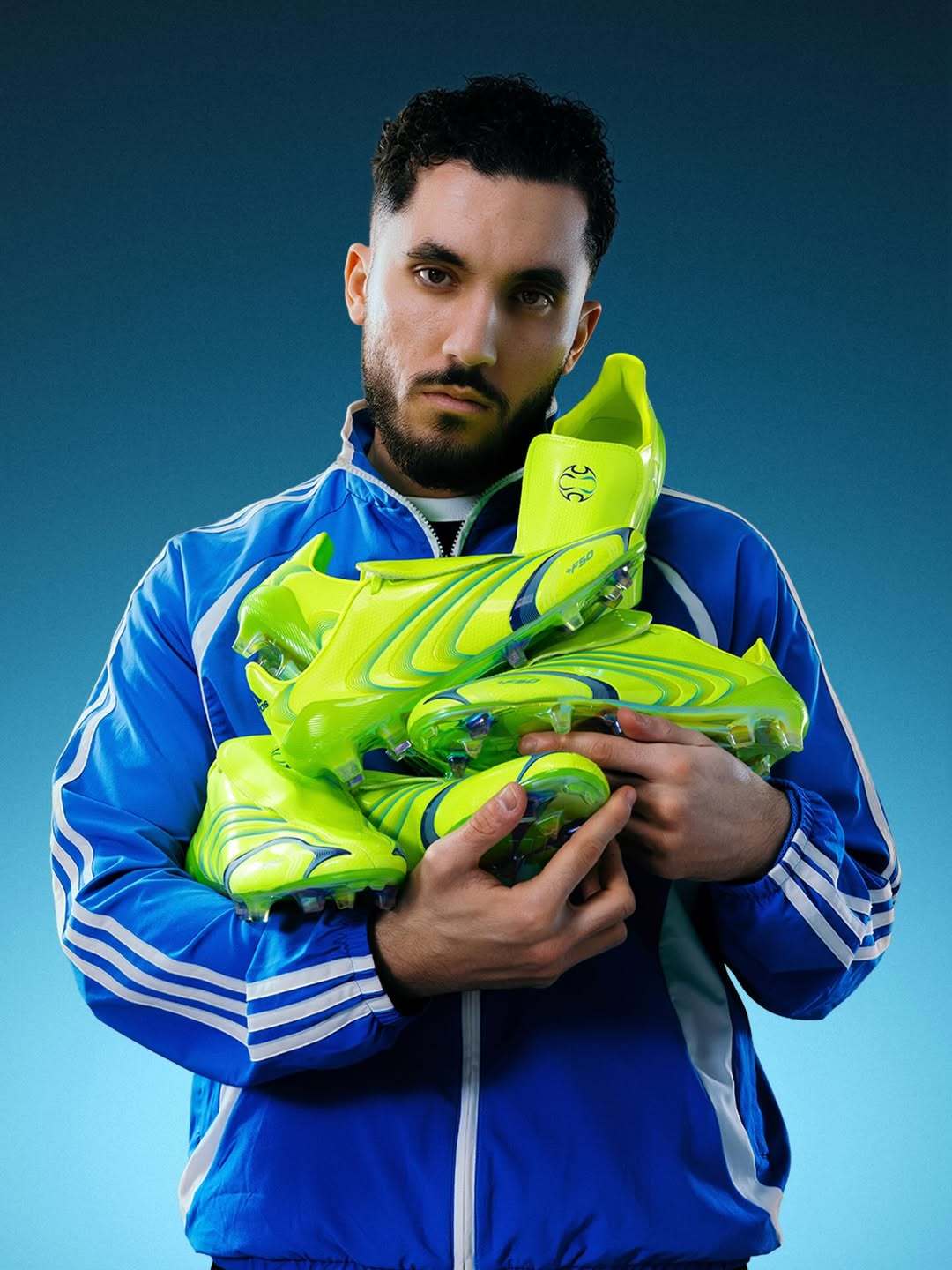 致敬经典，全速新生，阿迪达斯发布F50TUNIT全新战靴。阿迪达斯足球鞋