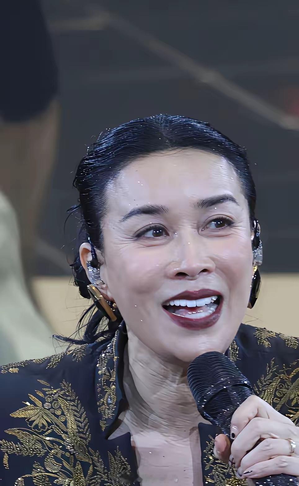 大家有没有发现？这些明星都已经五六十岁了，却依旧有着一口洁白如玉的牙齿。实在想不